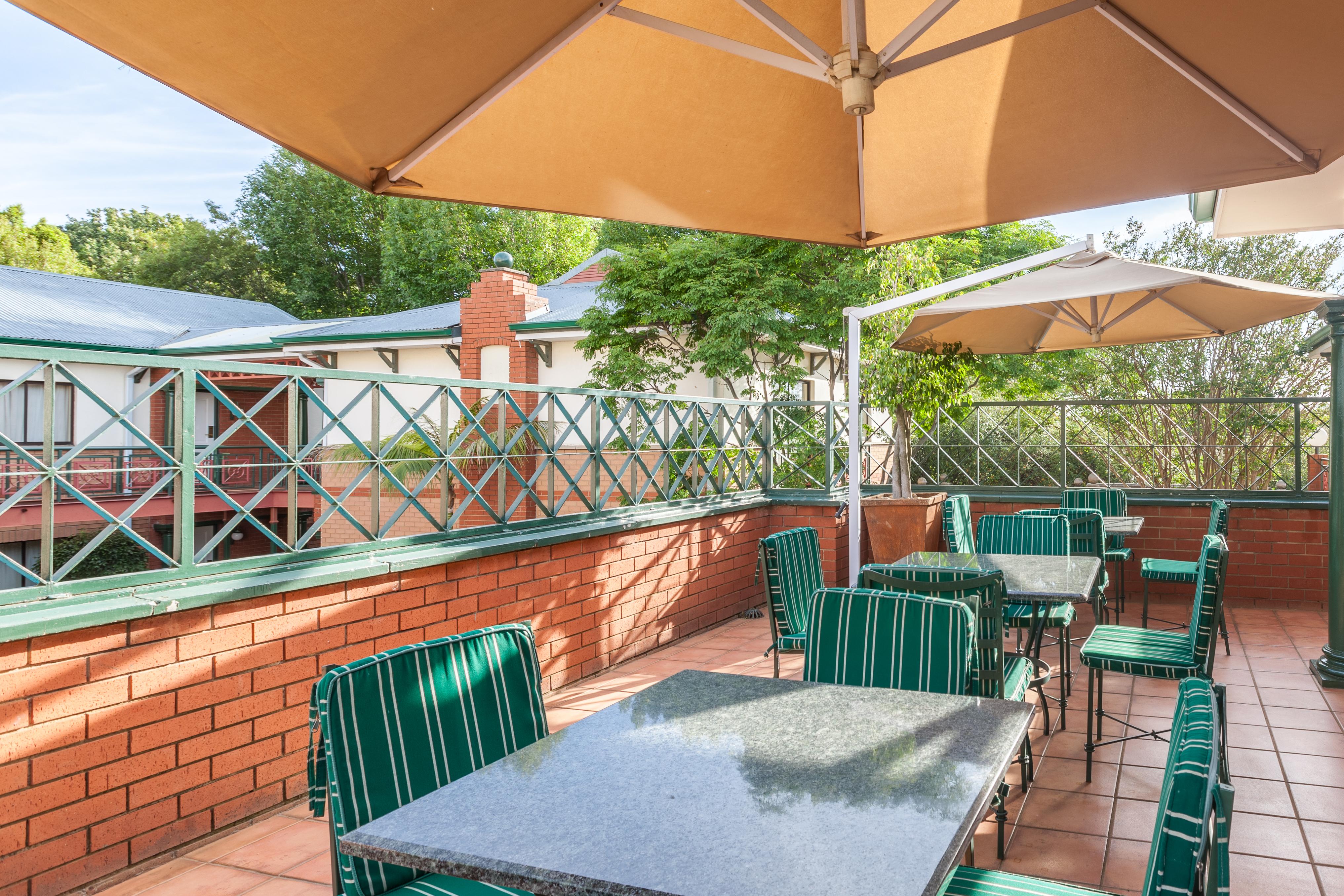 Courtyard Hotel Rosebank Johannesburg Exterior photo