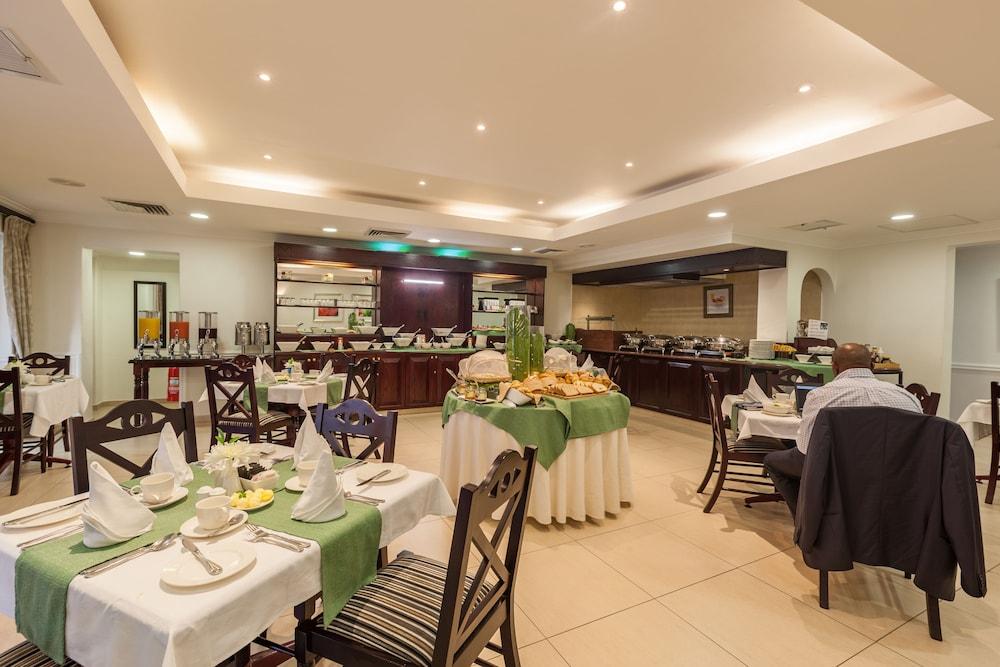Courtyard Hotel Rosebank Johannesburg Exterior photo