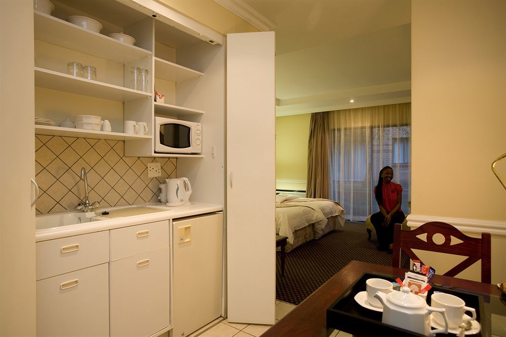 Courtyard Hotel Rosebank Johannesburg Exterior photo