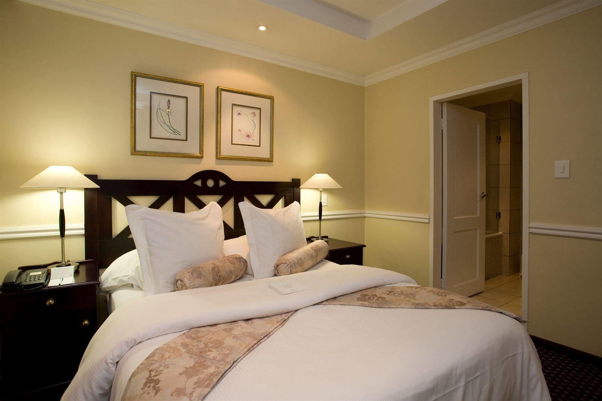 Courtyard Hotel Rosebank Johannesburg Exterior photo