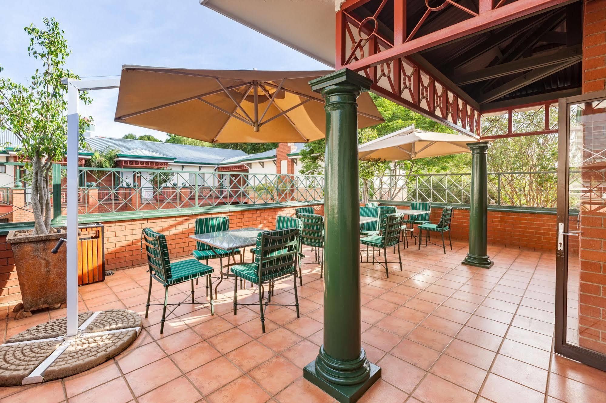 Courtyard Hotel Rosebank Johannesburg Exterior photo