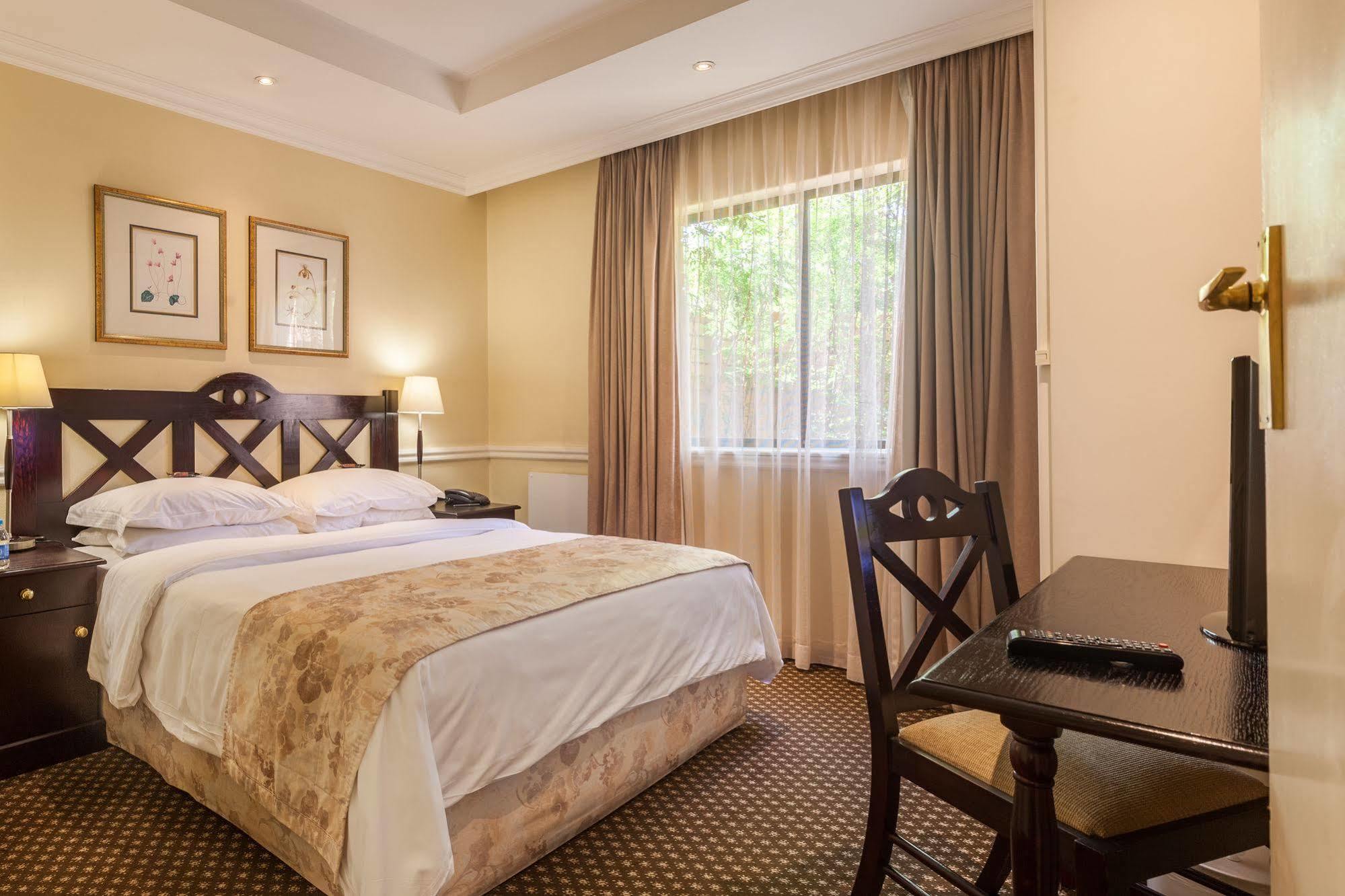 Courtyard Hotel Rosebank Johannesburg Exterior photo