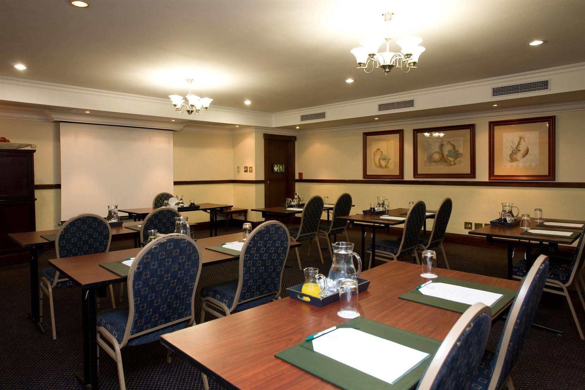 Courtyard Hotel Rosebank Johannesburg Exterior photo