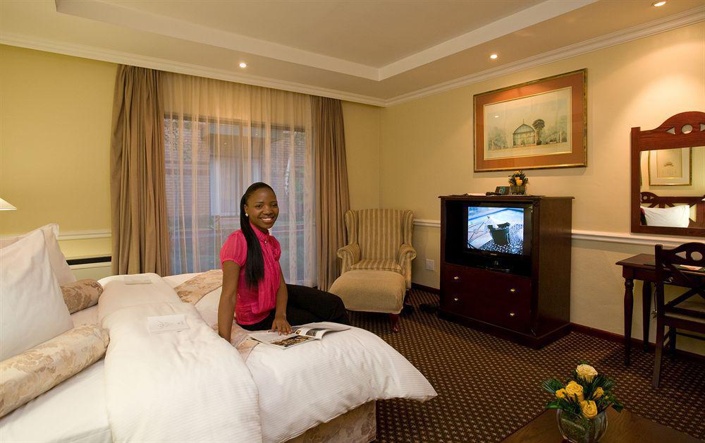 Courtyard Hotel Rosebank Johannesburg Exterior photo